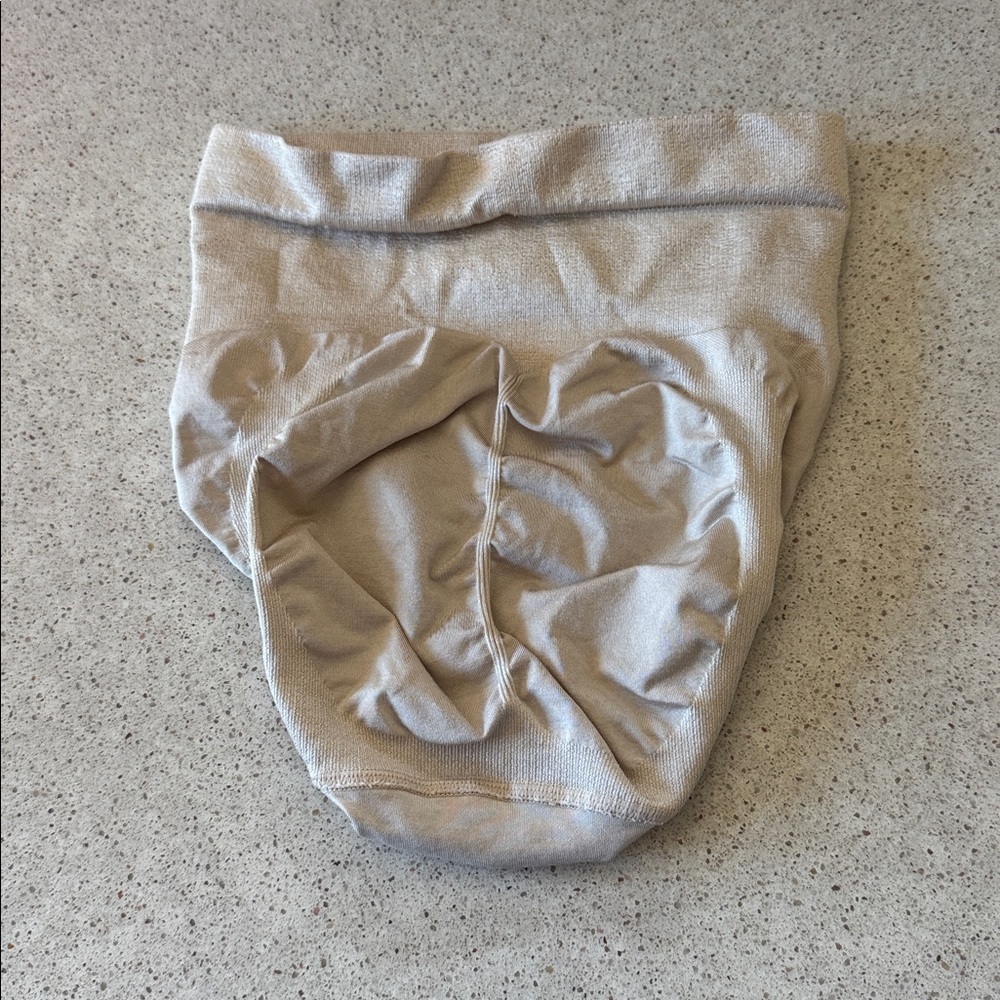 Maidenform Control Top Shape wear Size Medium - Picture 2 of 3